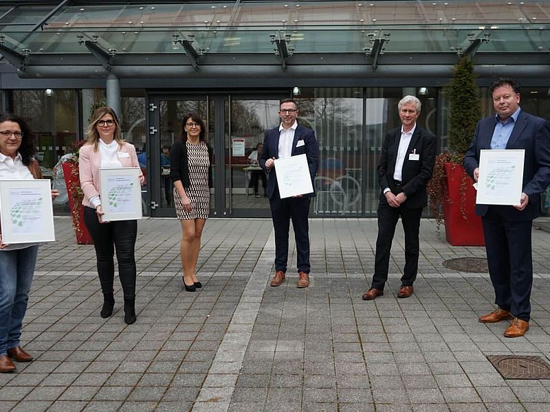 SHG-Geschäftsführer Bernd Mege und das Team der SHG-Kliniken Völklingen präsentieren stolz das Zertifikat