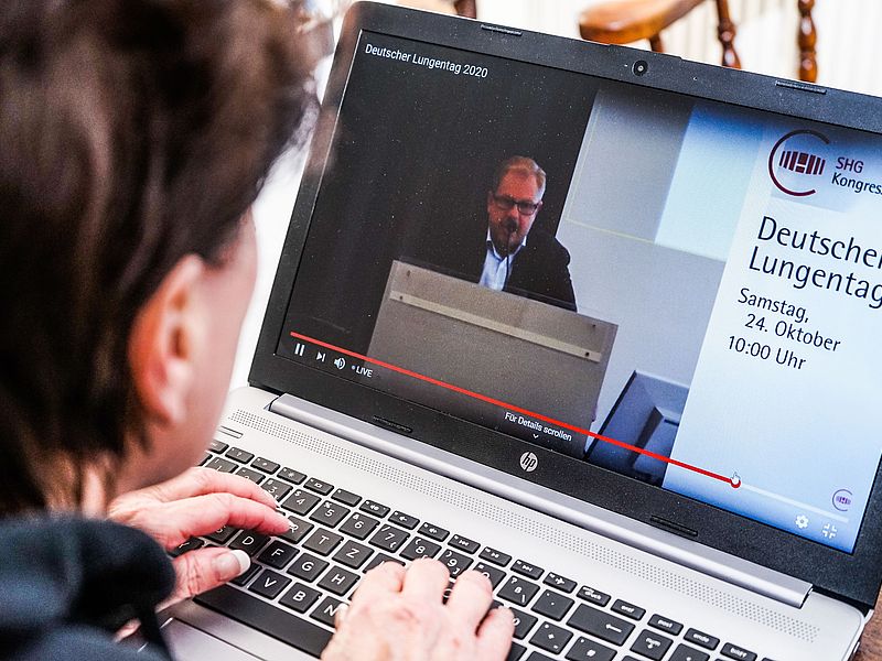Person schaut das Video vom Lungentag 2020 auf YouTube