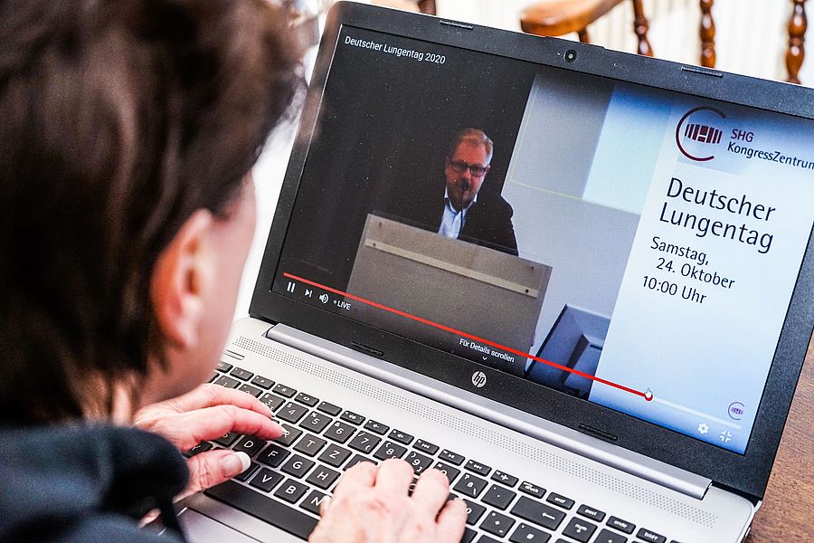 Person schaut das Video vom Lungentag 2020 auf YouTube