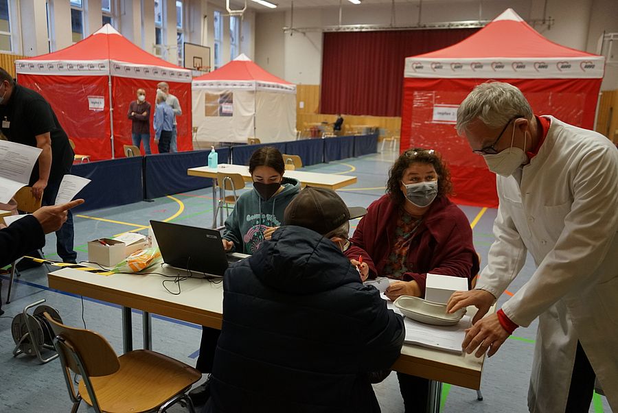 Impfarzt Dr. med. Vaterrodt an der Anmeldung
