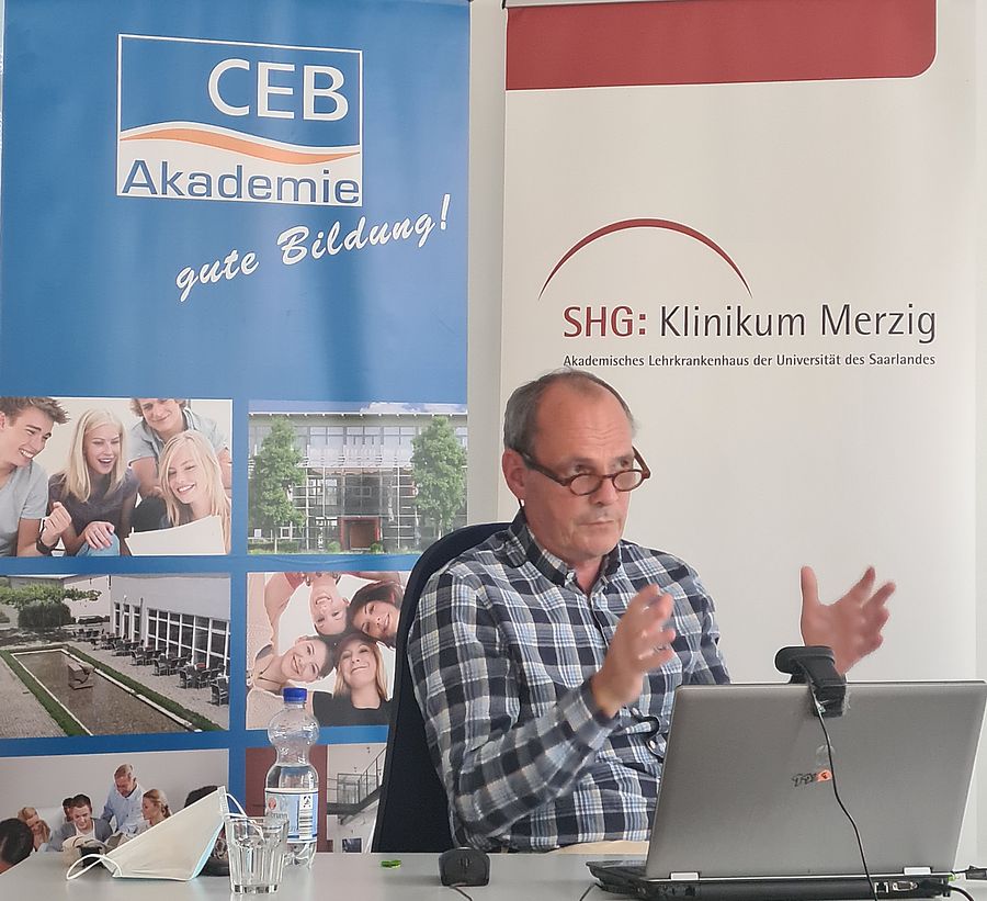 Professor Dr Matthias Strittmatter beim Vortrag