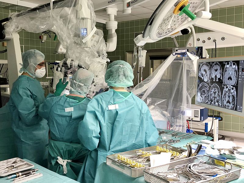 Chefarzt Dr med Jochen Tüttenberg und Team operieren eine Patientin mit einem Hightech-System am Gehirn