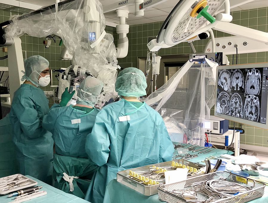 Chefarzt Dr med Jochen Tüttenberg und Team operieren eine Patientin mit einem Hightech-System am Gehirn