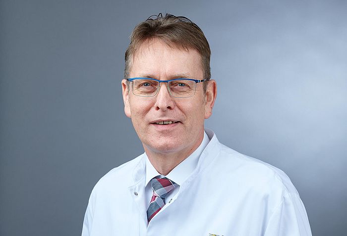 Porträt Dr med Andreas Thierbach Chefarzt derKlinik für Anästhesie Intensivmedizin Notfallmedizin und Schmerztherapie