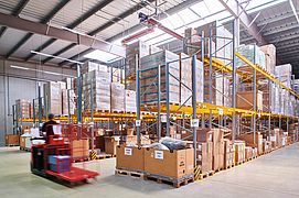 Blick auf einen Apolog-Mitarbeiter bei der Arbeit im Lager