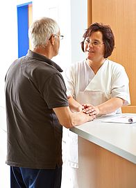 Krankenschwester im Gespräch mit einem Patienten