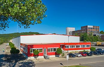 Außenansicht der Büros und Einrichtungen von Apolog