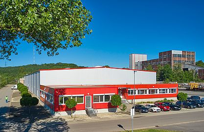 Außenansicht der Büros und Einrichtungen von Apolog