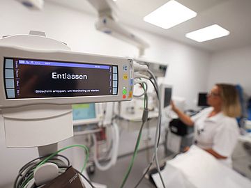 Krankenpflegerin arbeitet im Untersuchungsraum des Intensivmedizinischen Zentrums