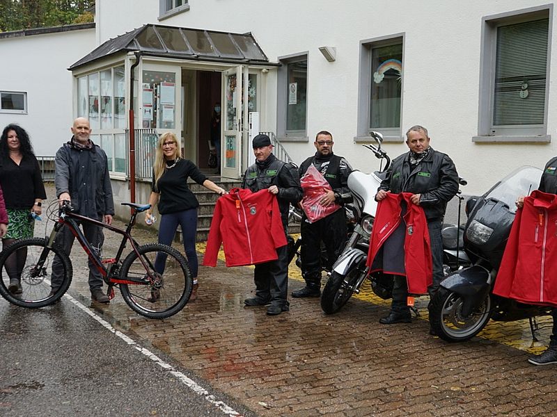 Gruppenfoto Mehrere Personen Motorräder Jacken