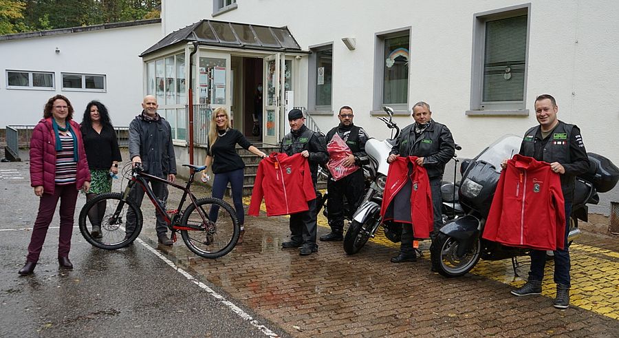 Gruppenfoto Mehrere Personen Motorräder Jacken