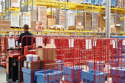 Blick auf einen Apolog-Mitarbeiter bei der Arbeit im Lager