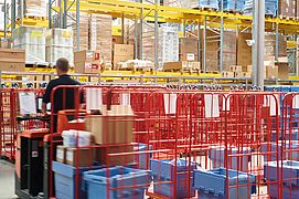 Blick auf einen Apolog-Mitarbeiter bei der Arbeit im Lager