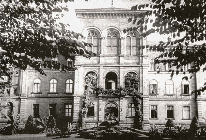 Aufnahme des Portals des Klinikums Merzig 1920