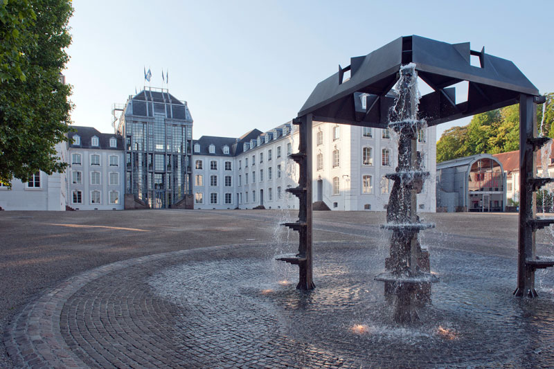 Saarbrücker Schloss, Außenaufnahme mit Brunnen