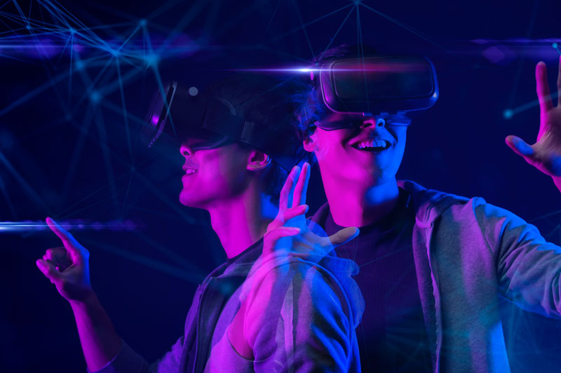 2 Personen mit VR Brille